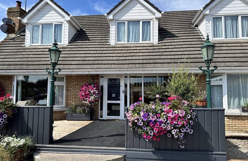 Malahide House | Budget twin en-suite with a private toilet and sink - close to Dublin Airport