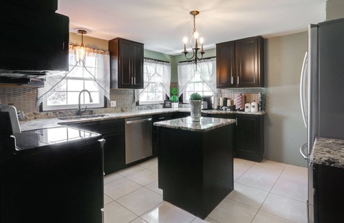 Cheektowaga House | BUF Airport Ranch 3BR1.5B Cheektowaga NY/Sleeps 8