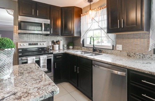 Cheektowaga House | BUF Airport Ranch 3BR1.5B Cheektowaga NY/Sleeps 8