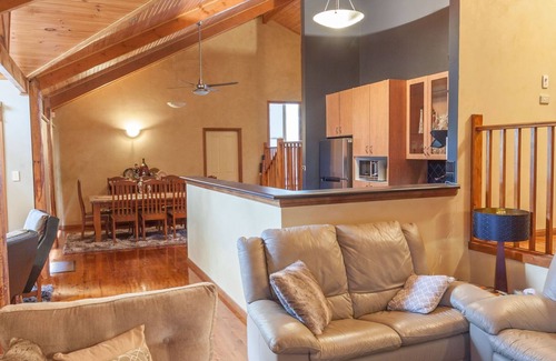 Bullaburra House | Bullaburra-treescape backs Blue Mountains Nat Park