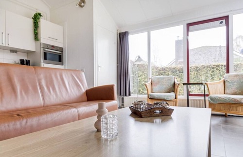 Zwiggelte House | Bullfinch I Home with Eccentric Garden