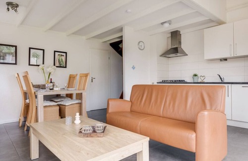 Zwiggelte House | Bullfinch I Home with Eccentric Garden