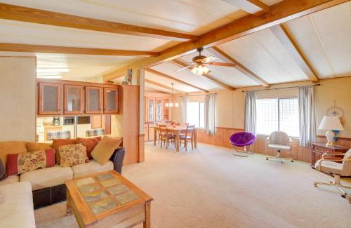 Holiday Shores House | Bullhead City Home with Fire Pit - Walk to CO River!