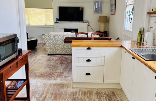 Bulli House | Bulli Beach, Sandon Point Coastal Cottage - 10 min walk to beach.