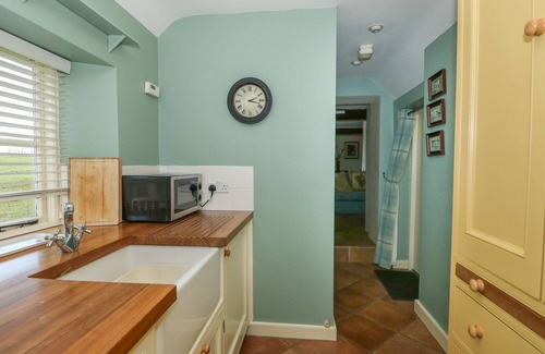 Barrowden Cottage | BUMBLE BEE, pet friendly, character holiday cottage in Barrowden