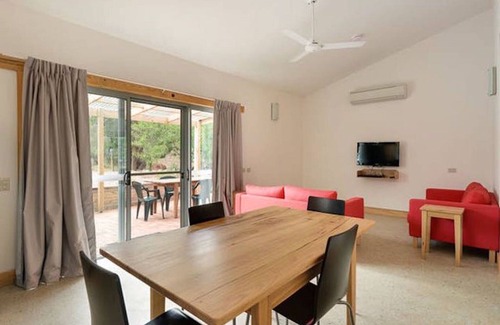 Port Elliot House | Bundalee Cabins- Pistachio cabin, access and pet friendly