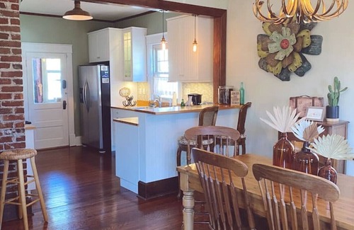 Lexington House | Bungalow Bill's - Pet Fee Additional Charge