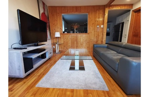 Longueuil House | Bungalow de caractère proche Montréal et commerces