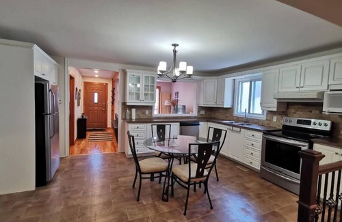 Longueuil House | Bungalow de caractère proche Montréal et commerces