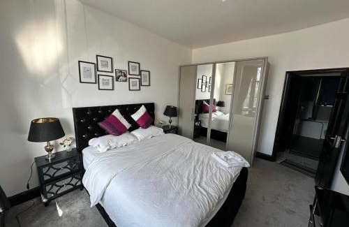 Mayfield House | Bungalow Homestay Double Bedroom in London