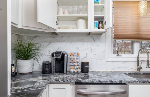 Windsor House | Bungalow House - Free Parking - 10 mins to Hartford & Airport