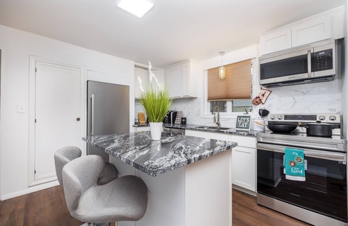 Windsor House | Bungalow House - Free Parking - 10 mins to Hartford & Airport
