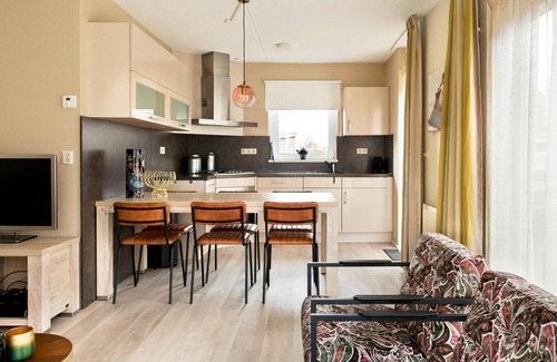 Eernewoude House | Bungalow in Friesland with Private Spa & Sloop