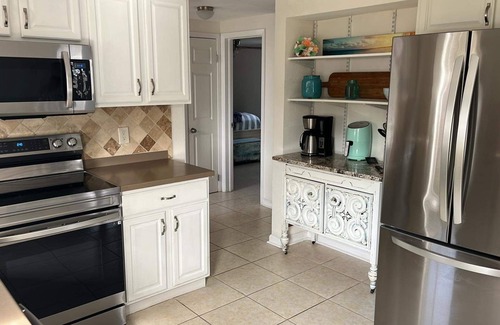 New Port Richey House | Bungalow Off Main PET FRIENDLY HOT TUB!. LOCATION