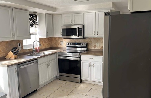 New Port Richey House | Bungalow Off Main PET FRIENDLY HOT TUB!. LOCATION