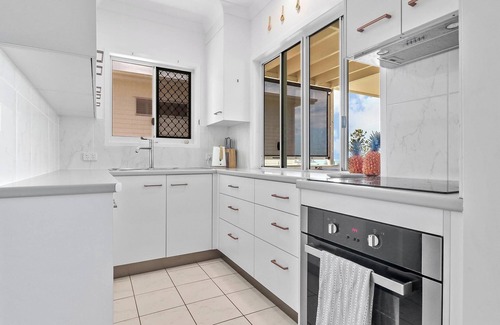 Emu Park House | Bungalow on Bright (BOB's) - Boasts captivating island views.