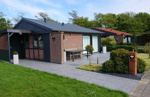 Dirkshorn House | Bungalow + rowboat + internet - right on the water in a perfect quiet south facing position
