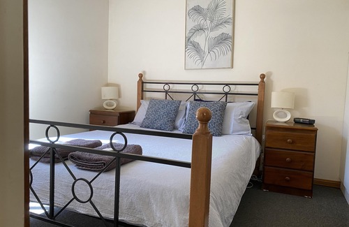 Woolundunga House | Bungalow - Self Contained, Two Bedroom Bungalow with 1 Queen, 1 Double/Single Bunk Bed & 1 Single, Private Backyard