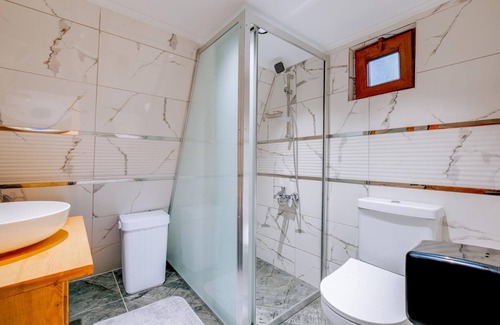 Tosya House | Bungalow with Balcony in Nature Near Dipsiz Lake
