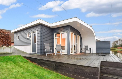 Midlaren House | Bungalow with sauna and hot tub, in a park