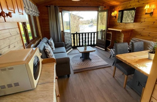 Smallburgh Boat Rental | Bure River Lodge Houseboat