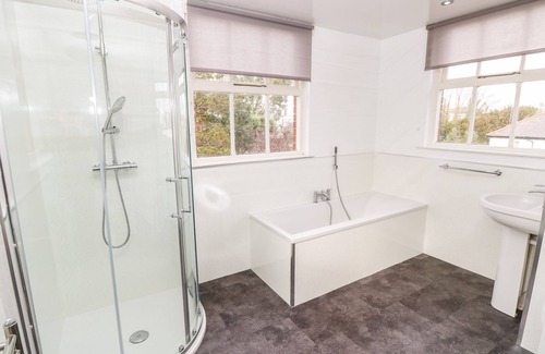 Ryde Cottage | BURFORD HOUSE, family friendly, character holiday cottage in Ryde