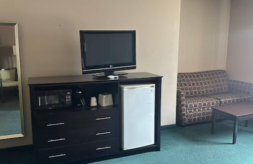 El Paso Hotel | Burgundy Inn & Suites By OYO El Paso