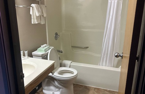 El Paso Hotel | Burgundy Inn & Suites By OYO El Paso