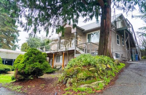 Burien House | Burien's Top Unit with Spa-Inspired Bathroom