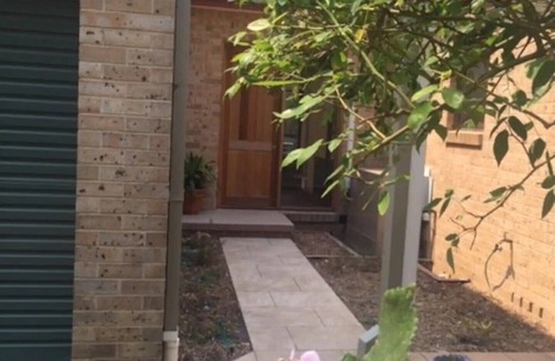 Burradoo Apartment | Burradoo Loft with king size bed. nClose to Southern Highlands wineries.