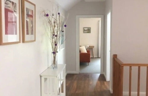 Burradoo Apartment | Burradoo Loft with king size bed. nClose to Southern Highlands wineries.