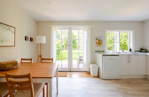 Burrill Lake Cottage | Burrill Lake View Beach Holiday Cottage - pet friendly 🐶