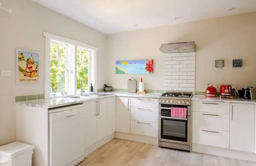 Burrill Lake Cottage | Burrill Lake View Beach Holiday Cottage - pet friendly 🐶