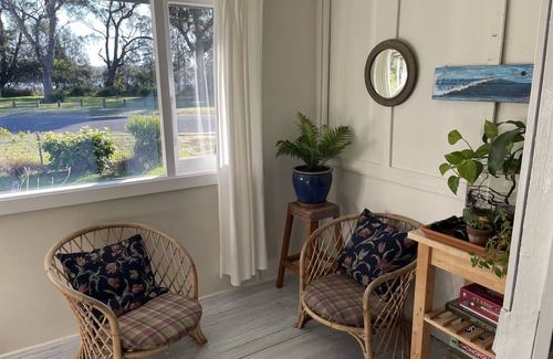 Burrill Lake Cottage | Burrill Lake View Beach Holiday Cottage - pet friendly 🐶