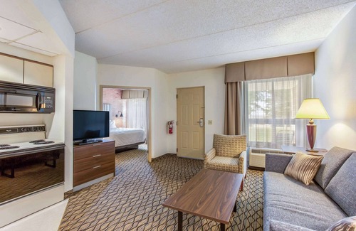 New Hartford Hotel | Burrstone Inn, an Ascend Collection Hotel