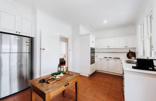 Central Mudgee House | Burrundulla Farmhouse Tranquil Country Allure