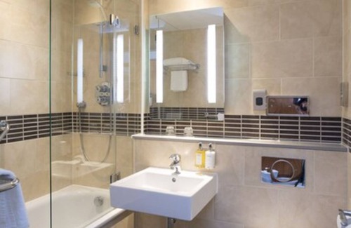 Farnham Hotel | Bush Hotel Farnham