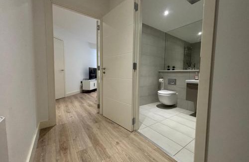 Barnt Green Apartment | Business-Ready Studio Free Parking - NEC & Airport