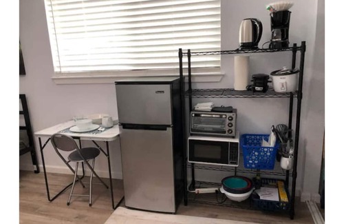 Upper B Street House | Business Travelers AC, Kitchenette