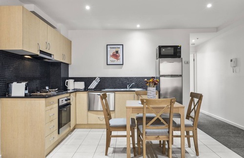 Fitzroy Apartment | Bustling Fitzroy Eateries and Bars Nearby