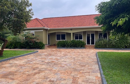 Nakasongola House | Butiti Bed & Breakfast Ranch House,close to Ziwa Rhino Sanctuary and Murchisons
