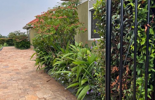 Nakasongola House | Butiti Bed & Breakfast Ranch House,close to Ziwa Rhino Sanctuary and Murchisons