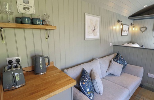 Ashby cum Fenby Cottage | BUTTERCUP, pet friendly, country holiday cottage in Waltham
