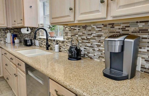 Cedar Park House | Buttercup's Artist Retreat | Sleeps 10 | Hot tub