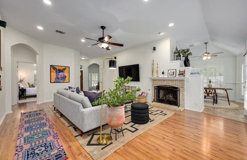 Cedar Park House | Buttercup's Artist Retreat | Sleeps 10 | Hot tub
