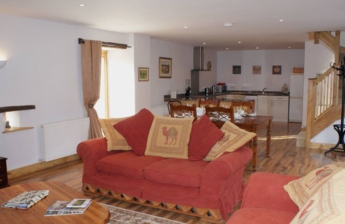 Moretonhampstead Cottage | BUTTERDON BARN, pet friendly, with hot tub in Moretonhampstead