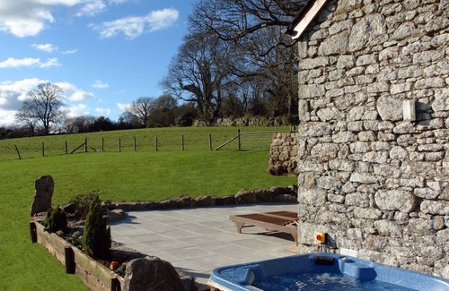 Moretonhampstead Cottage | BUTTERDON BARN, pet friendly, with hot tub in Moretonhampstead