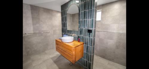Hay House | Buzzin'