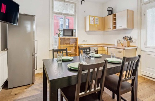 Metzingen Apartment | Bw17 Ferienwohnungen Metzingen mit Balkon, 2 Schlafzimmer, 1 Wohn-/schlafzimmer, Max. 9 Personen