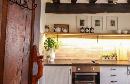 Llanfair Cottage | BWTHYN CANOL, family friendly, with a garden in Llanfair